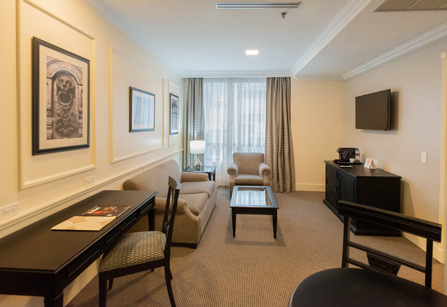 Habitación Ejecutiva en Dann Carlton Quito: acogedora, cómoda y cálida, con acceso directo al exclusivo piso ejecutivo.