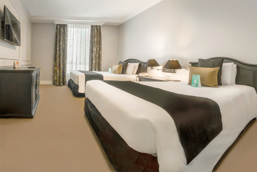 Suite king dos camas: Habitación de dos ambientes. Un espacio exclusivo y confortable. Pequeños detalles para una experiencia inolvidable.