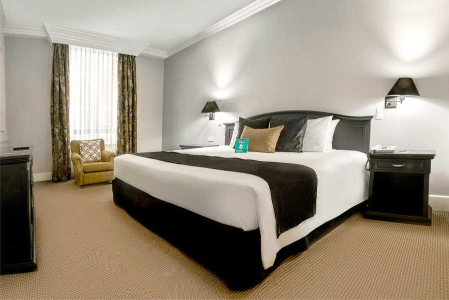 Suite king: Habitación de dos ambientes. Espacio exclusivo y confortables con pequeños detalles para una experiencia inolvidable.