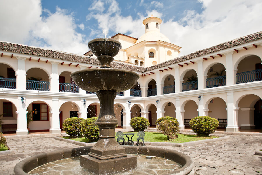 Hoteles en Popayán. Fuente del patio central del Hotel Dann Monasterio en Popayán